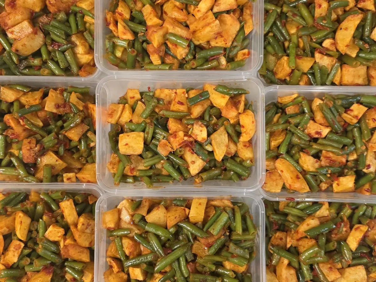 Potatoes and green beans in chilli balado